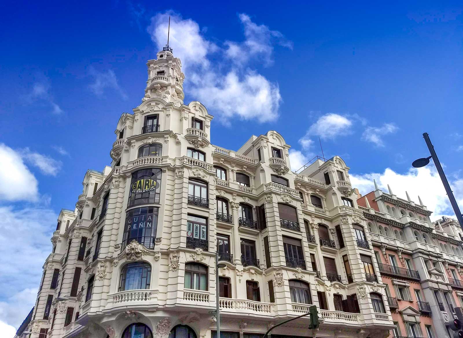 Edicio donde se encuentra el Taller del Prado en la calle Gran Vía 16 de Madrid