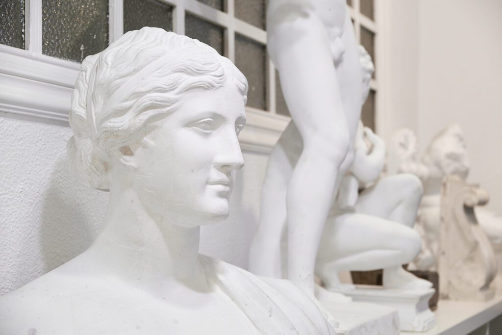 Primer plano de una escultura clásica vista de perfil