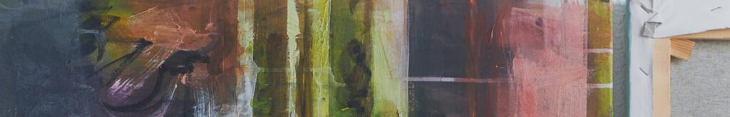 Primer plano de cuadros de arte abstracto apoyados y apilados en un estudio de pintura