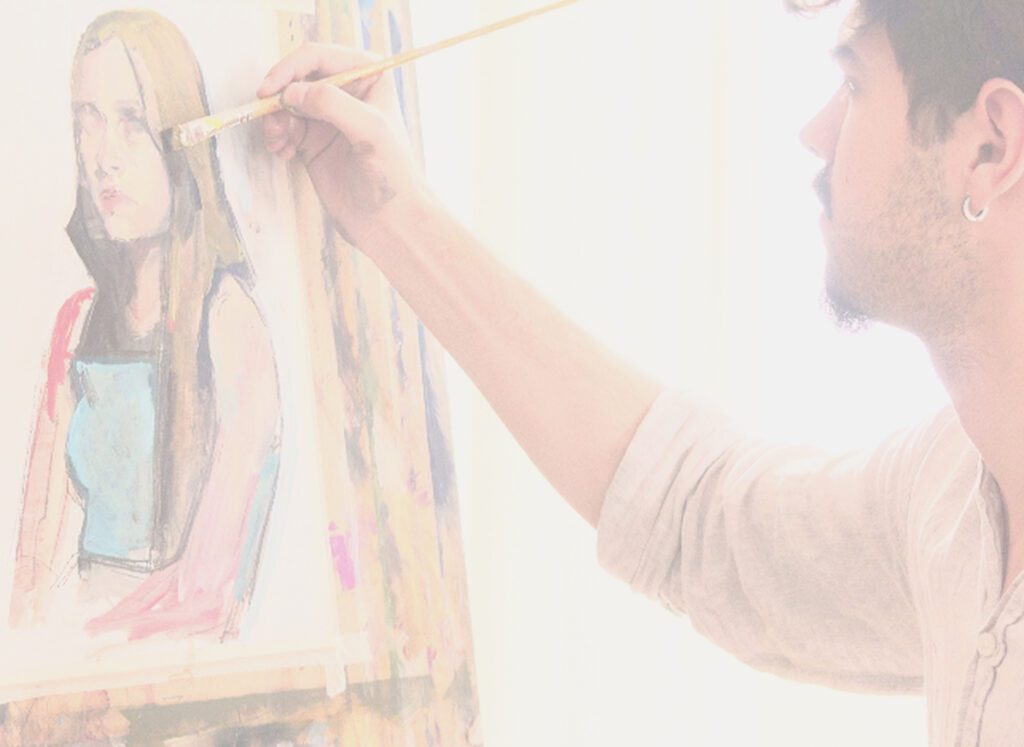 Detalle de un artista trabajando en un retrato de una chica, concentrado, con luz cálida natural que entra por la ventana